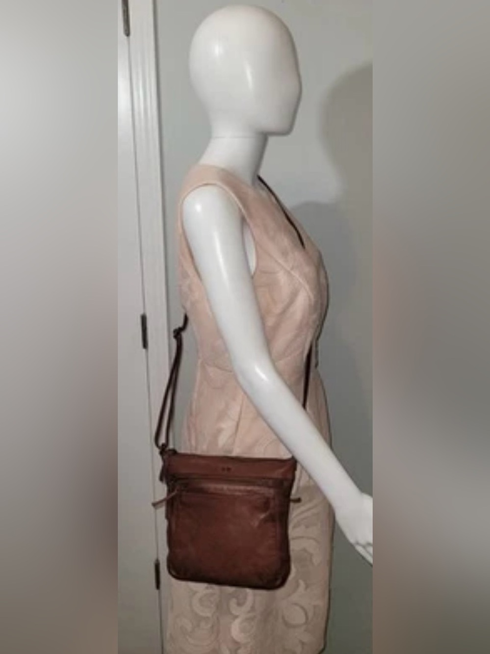 Cochoa Leather Crossbody Shoulder Bag Cognac Brown - Picture 2 of 16
